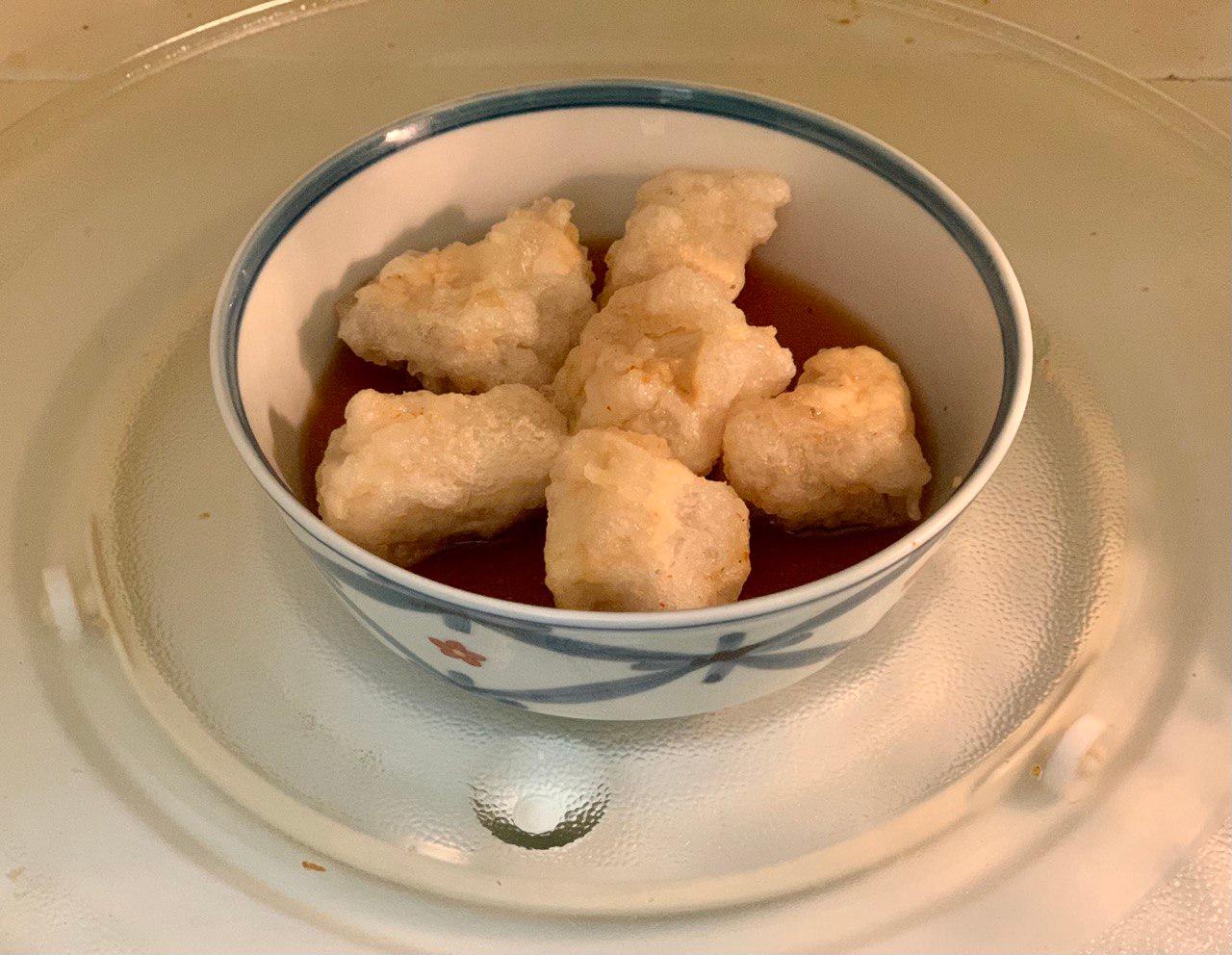 For each person, in a microwaveable bowl, add 6 pieces of <b>fried tofu</b> and 1/3 cup (80ml) of <b>agedashi broth</b> and microwave for 1 minute.