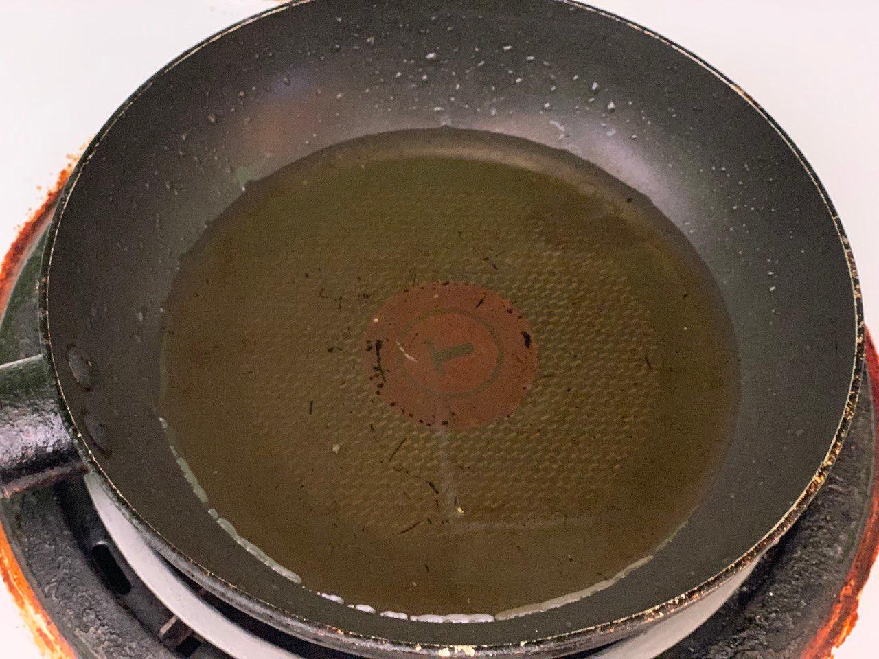 In a frying pan, add 0.5cm high of oil. Heat on medium heat for 2mins.