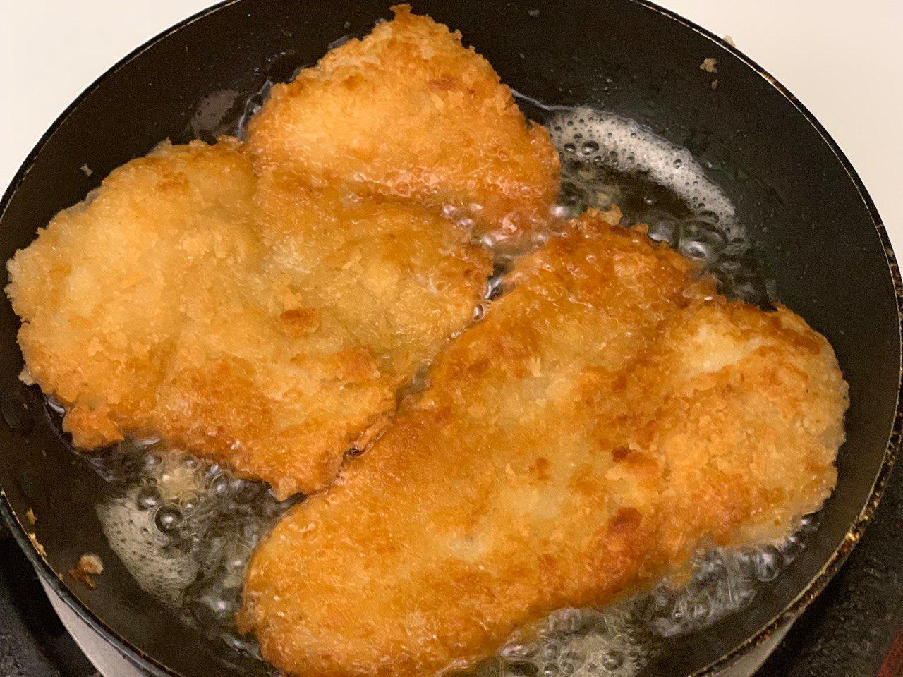 Fry katsu for 5mins each side, until both sides browned. Turn off heat. Take out katsu.