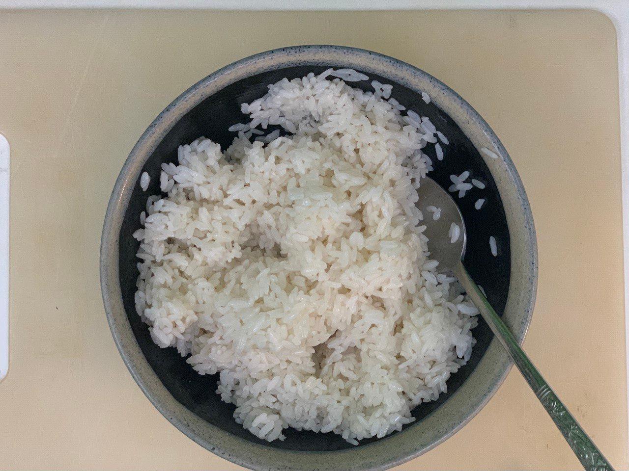 When <b>rice</b> is done, transfer to a big bowl and add 1 tbsp of <b>sesame oil</b> and at least 1/2 tsp of <b>salt</b>. Mix well.