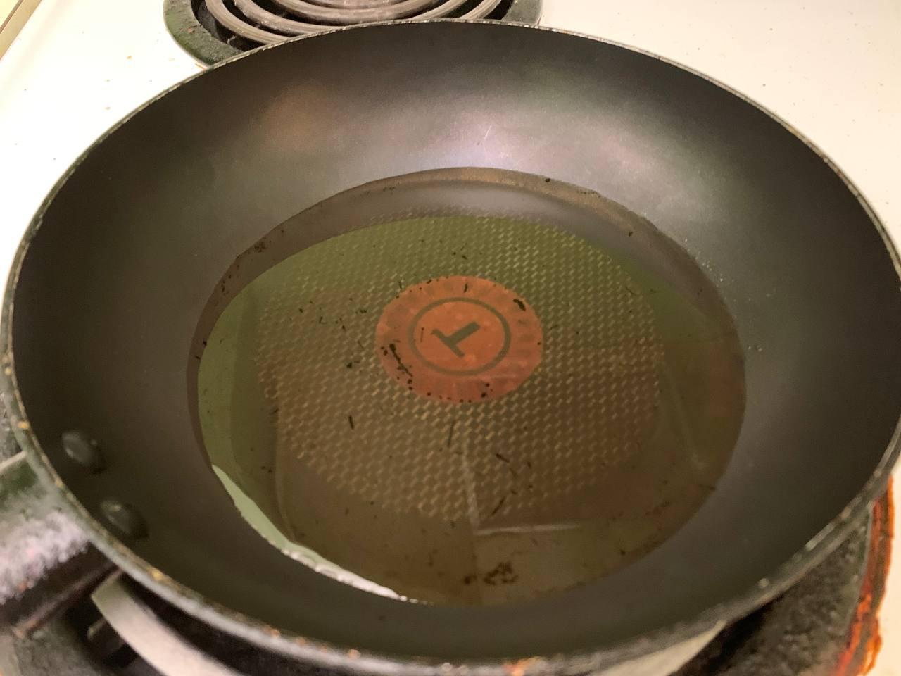 In a frying pan, add 0.5cm high of oil except olive oil (We recommend using a smaller pan for less oil)