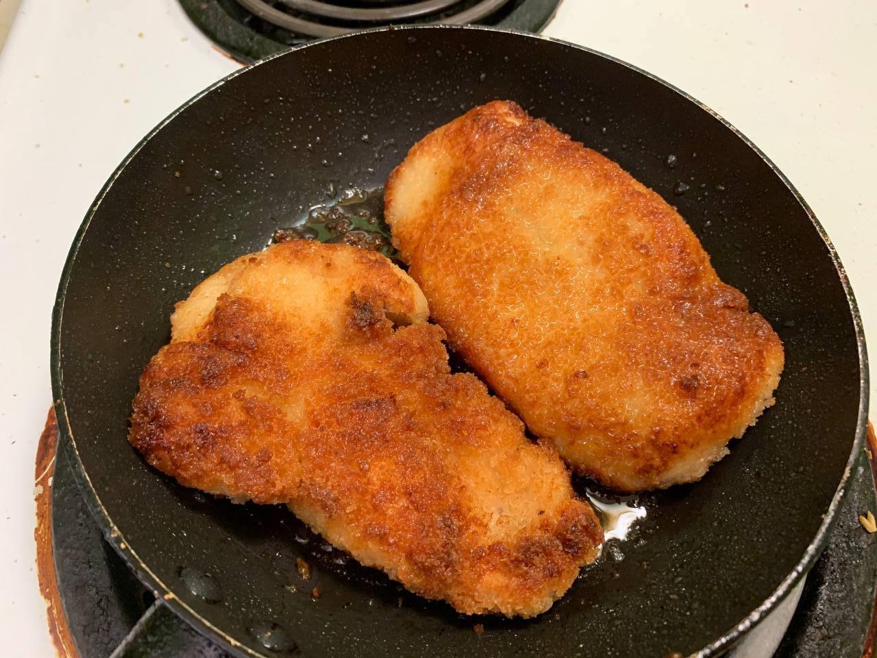 Heat oil on medium heat for 30secs. Fry katsu for 10mins, flipping every 2mins, until both sides browned. Take out and place on paper towel or wire rack to remove excess oil.