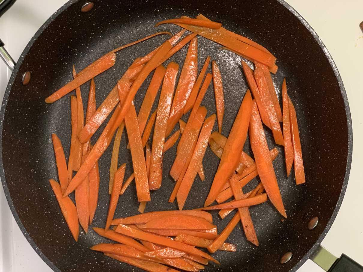 Fry <b>carrots</b> on HIGH with 1tbsp of <b>oil</b> for 2mins or until both sides slightly browned. Pour out into bowl.