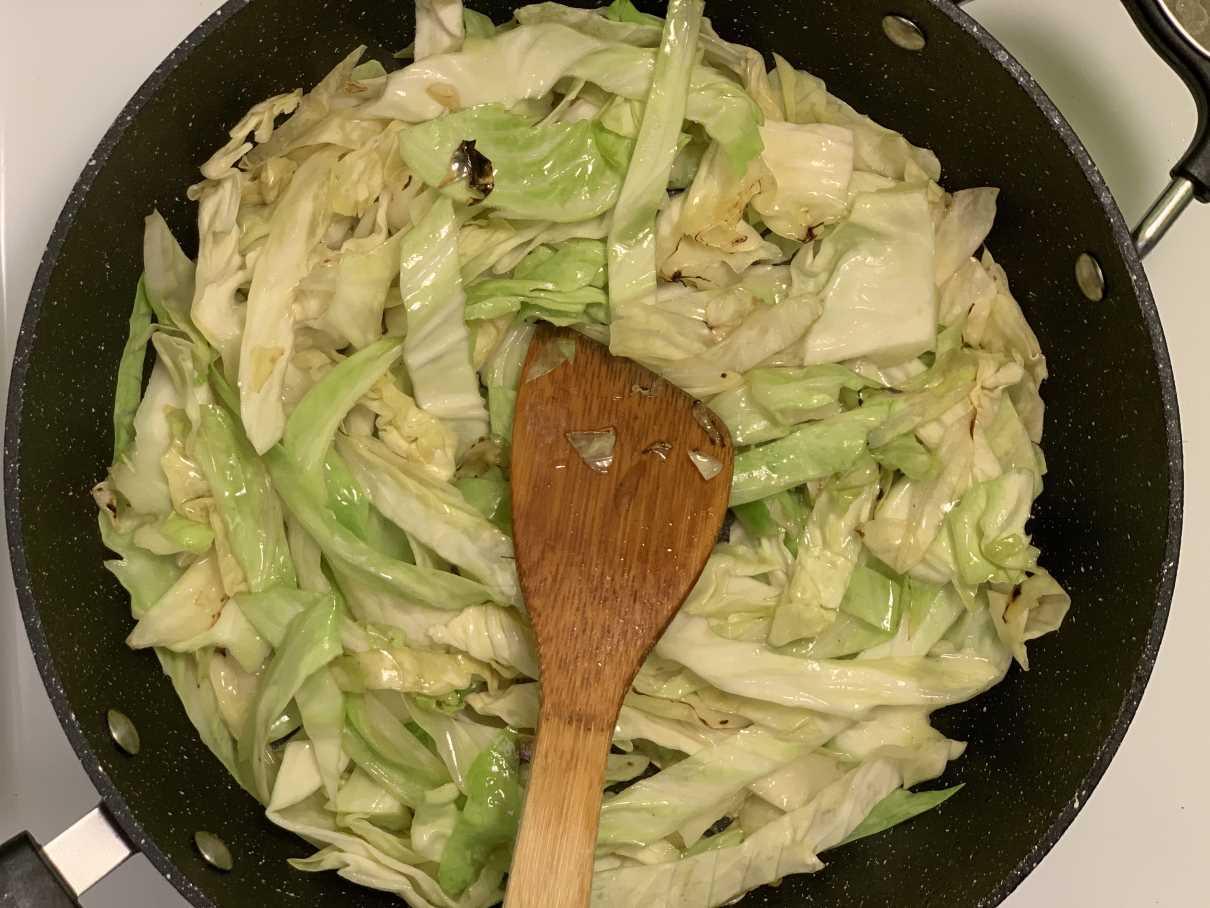 Fry <b>cabbage</b> on HIGH with 1tbsp of <b>oil</b> for 1min or until slightly browned and crunchy. Avoid overcooking or else it will shrink. Pour out into bowl.