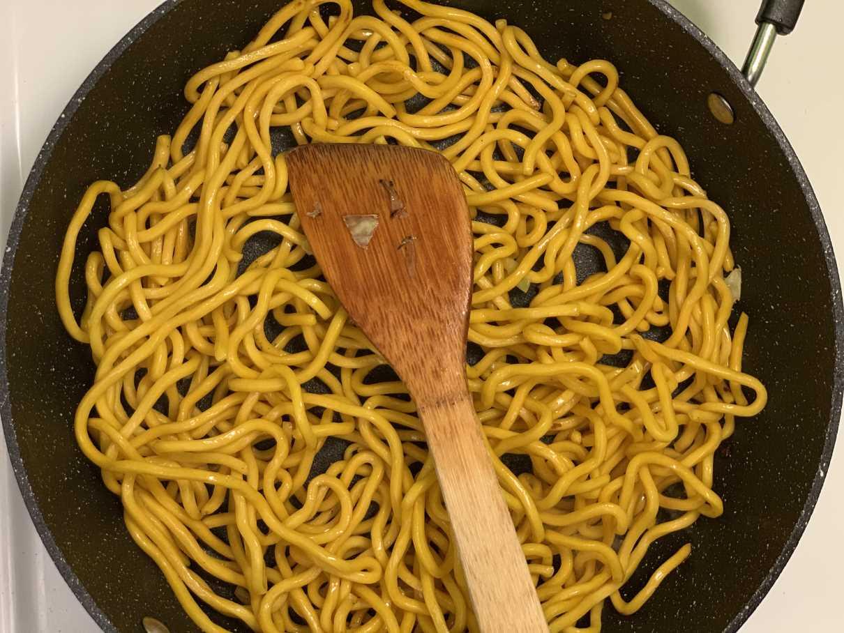 Add 2 packs of <b>noodles</b> and 1/3 cup (70ml) of <b>water</b> and fry for 1min or until the water is absorbed and noodles loosen.